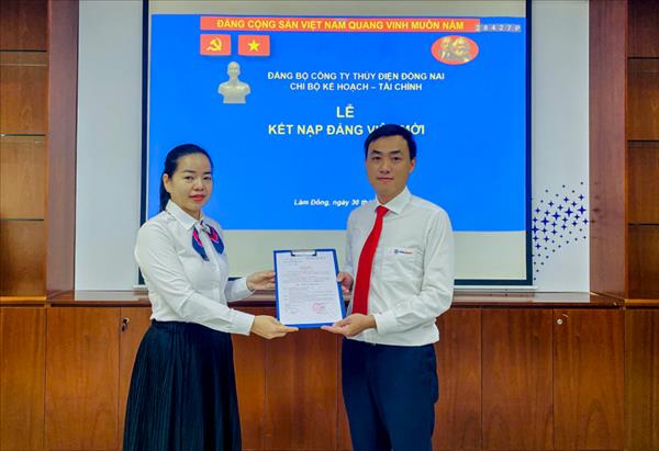 Chi bộ Kế hoạch - Tài chính tổ chức lễ kết nạp đảng viên mới – đồng chí Cao Hải Tuấn